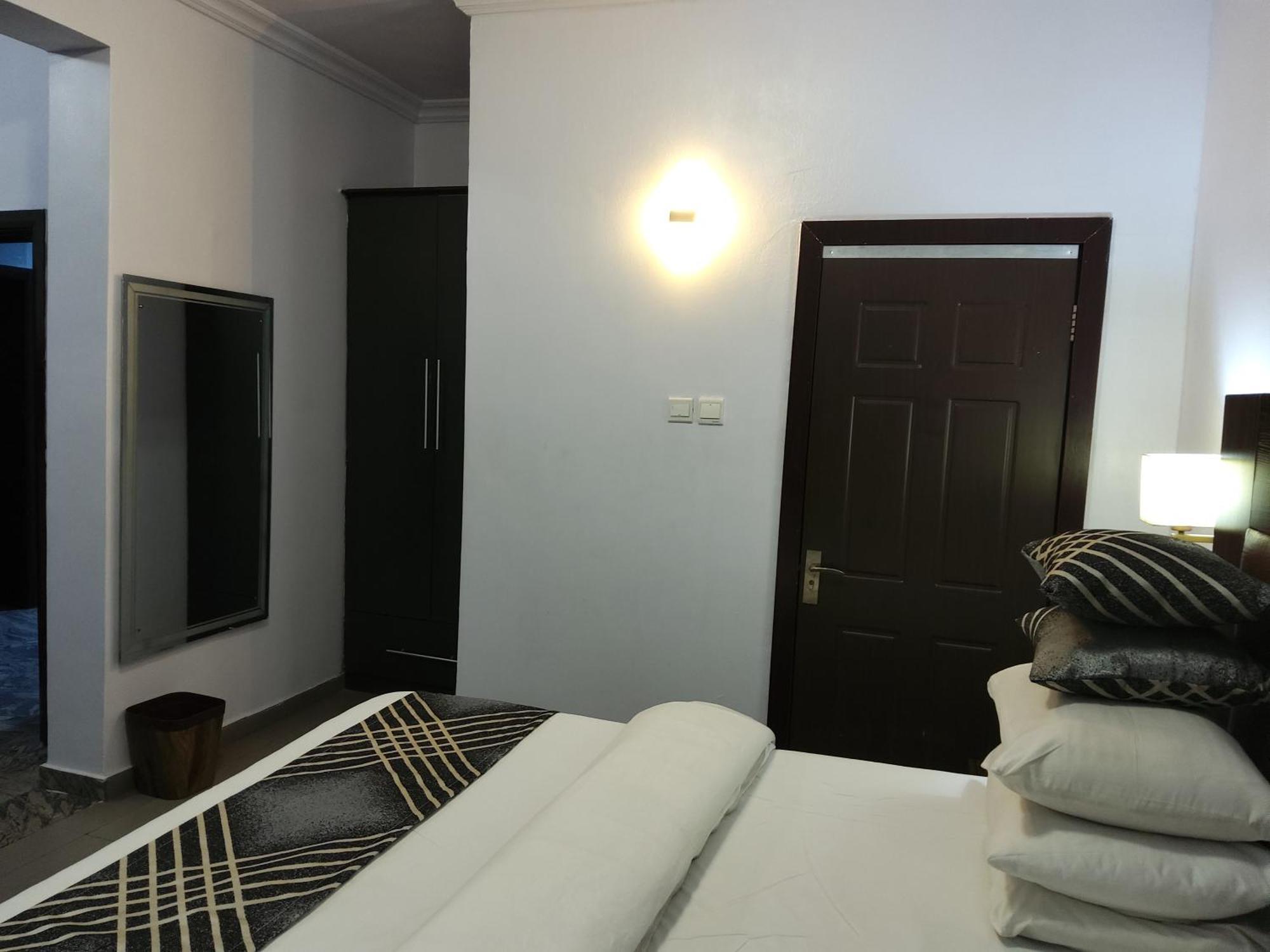 איקג'ה Crownedge Hotels מראה חיצוני תמונה